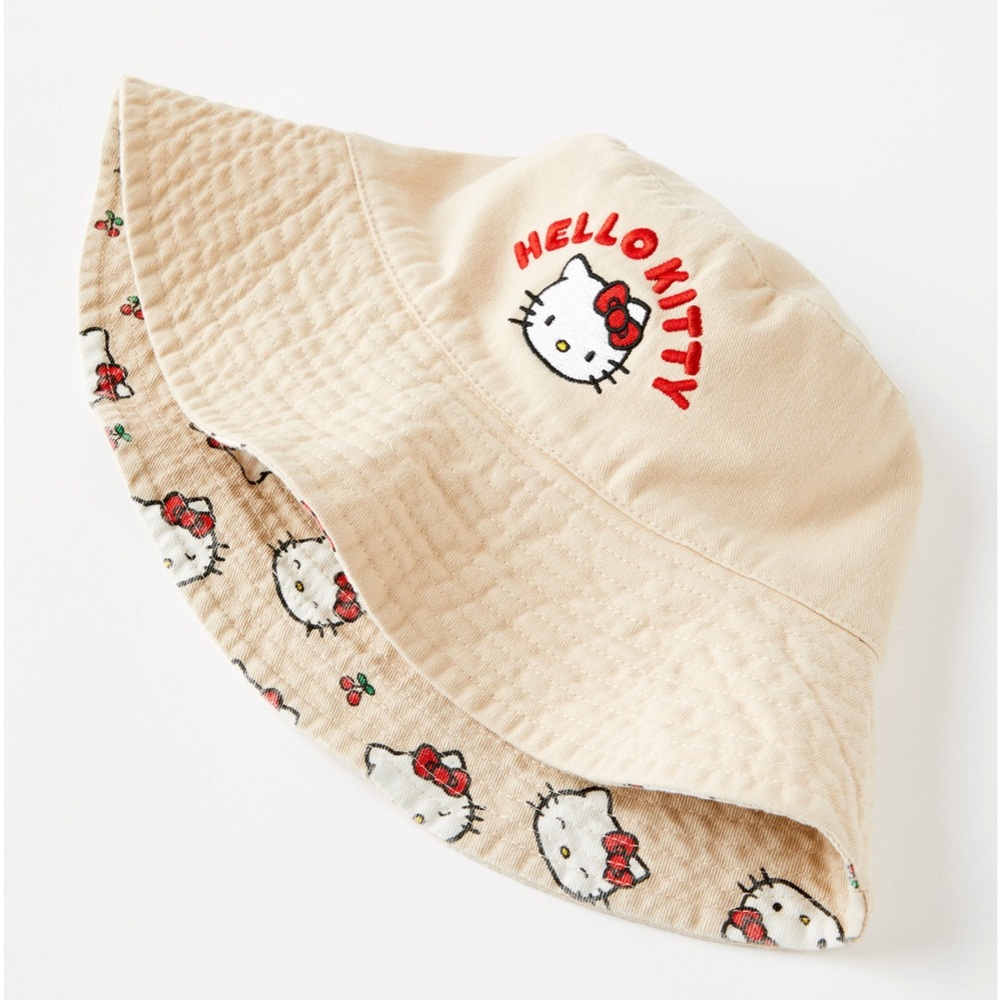 🆕 HELLO KITTY Reversible Bucket Hat